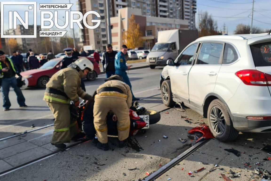 В ГИБДД рассказали подробности ДТП на ЖБИ, где на трамвайных путях  автомобиль сбил мотоциклиста - «Уральский рабочий»